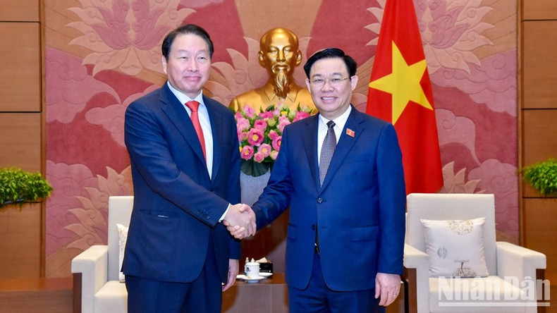 Al recibir al presidente delGrupo SK, Chey Tae-won, el dirigente legislativo aplaude los resultados de la cooperación entre la corporación surcoreana y los socios vietnamitas. Al recibir al presidente delGrupo SK, Chey Tae-won, el dirigente legislativo aplaude los resultados de la cooperación entre la corporación surcoreana y los socios vietnamitas.