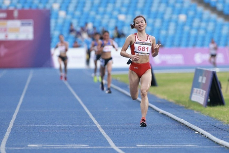 Después de ganar tres medallas de oro en los 5.000 metros, 1.500 metros y 3.000 metros con obstáculos, Nguyen Thi Oanh (561) siguió cosechando ese máximo premio en los 10.000 metros femenino, con 35 minutos y 11,53 segundos. (Foto: VNA) Después de ganar tres medallas de oro en los 5.000 metros, 1.500 metros y 3.000 metros con obstáculos, Nguyen Thi Oanh (561) siguió cosechando ese máximo premio en los 10.000 metros femenino, con 35 minutos y 11,53 segundos. (Foto: VNA)