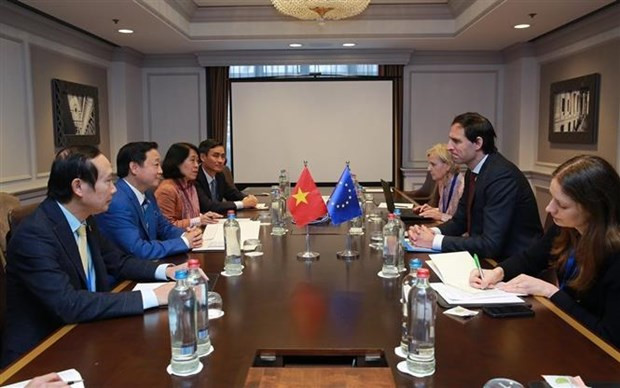 El encuentro entre el viceprimer ministro de Vietnam, Tran Hong Ha, y el comisario europeo de Acción Climática, Wopke Hoekstra. (Fuente: VNA) El encuentro entre el viceprimer ministro de Vietnam, Tran Hong Ha, y el comisario europeo de Acción Climática, Wopke Hoekstra. (Fuente: VNA)