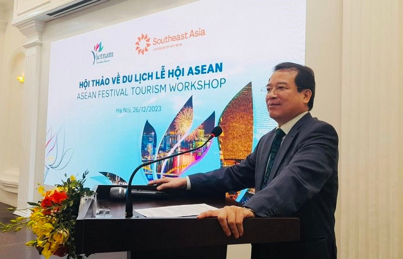 El subjefe del Departamento de Turismo de Vietnam Ha Van Sieu presenta su opinión. El subjefe del Departamento de Turismo de Vietnam Ha Van Sieu presenta su opinión.