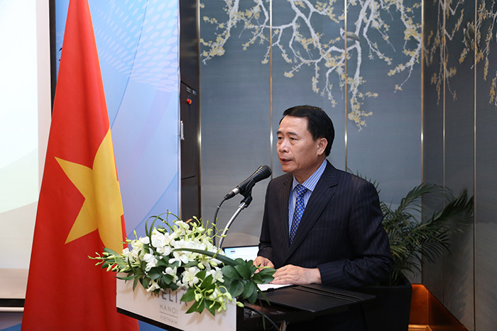 El teniente general Le Quoc Hung habla en el evento.