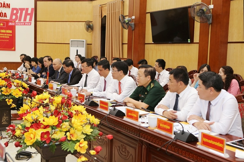 El vicepresidente permanente del Comité Popular de Thanh Hoa, Nguyen Van Thi, recibe a la delegación laosiana. El vicepresidente permanente del Comité Popular de Thanh Hoa, Nguyen Van Thi, recibe a la delegación laosiana.