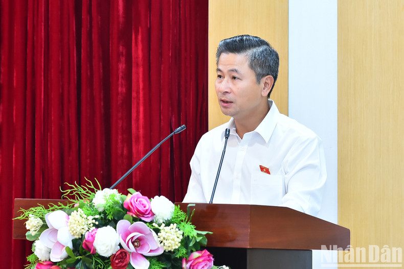 El director del Servicio de Transporte de Hanói, Nguyen Phi Thuong, presenta opiniones de los votantes.