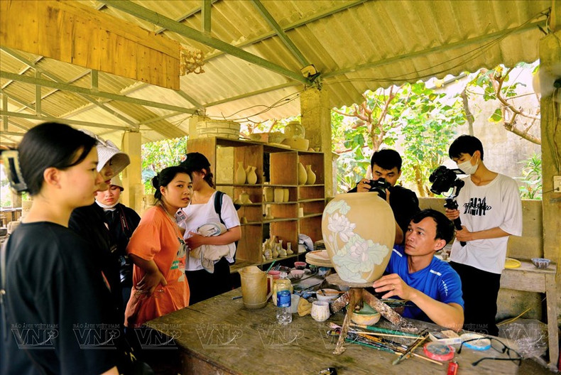Los jóvenes visitan y exploran la alfarería en Phuoc Tich. (Foto: Revista Ilustrada de Vietnam)