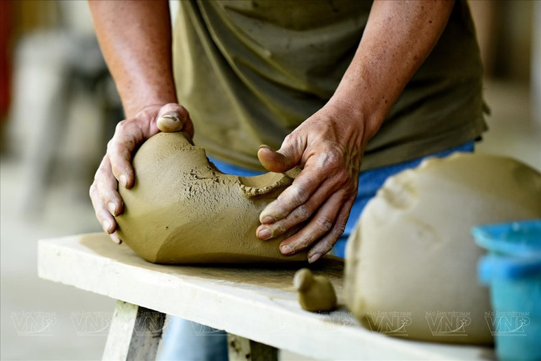 La arcilla se amasa bien antes de darle forma. (Foto: Revista Ilustrada de Vietnam)