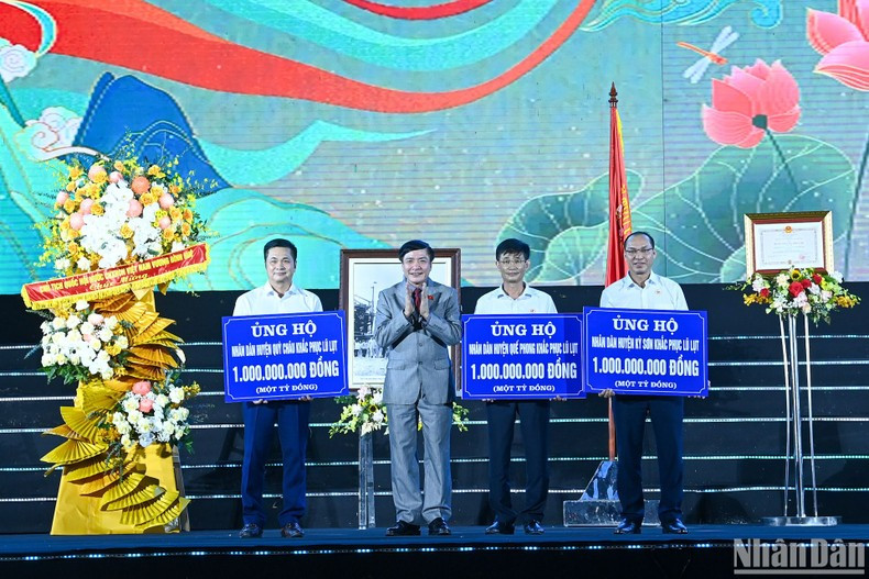 El Secretario General y Jefe de la Oficina del Parlamento, Bui Van Cuong, entrega ayuda financiera a los distritos de Quy Chau, Que Phong y Ky Son para ayudarles a superar las consecuencias de las catástrofes naturales. El Secretario General y Jefe de la Oficina del Parlamento, Bui Van Cuong, entrega ayuda financiera a los distritos de Quy Chau, Que Phong y Ky Son para ayudarles a superar las consecuencias de las catástrofes naturales.