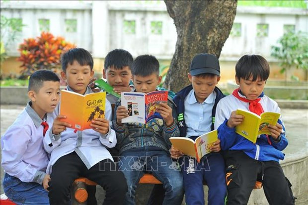 Alumnos de la escuela secundaria de Cuc Phuong, Ninh Binh, leen libros. (Fuente: VNA)