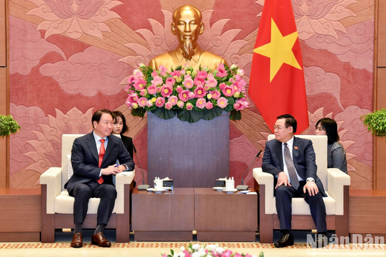 Manifesta la aspiración de que SK comparta sus experiencias para contribuir a elaborar un marco legal adecuado a la práctica y mejorar el entorno de inversión empresarial en Vietnam. Manifesta la aspiración de que SK comparta sus experiencias para contribuir a elaborar un marco legal adecuado a la práctica y mejorar el entorno de inversión empresarial en Vietnam.