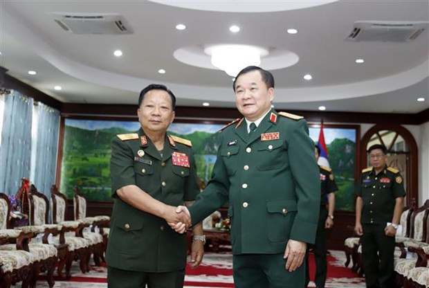 El miembro del Comité Central del Partido Comunista y viceministro de Defensa de Vietnam, coronel general Hoang Xuan Chien realizó una visita de cortesía al general Chansamone Chanyalath, miembro del Buró Político, viceprimer ministro y titular de Defensa de Laos (Foto: VNA) El miembro del Comité Central del Partido Comunista y viceministro de Defensa de Vietnam, coronel general Hoang Xuan Chien realizó una visita de cortesía al general Chansamone Chanyalath, miembro del Buró Político, viceprimer ministro y titular de Defensa de Laos (Foto: VNA)
