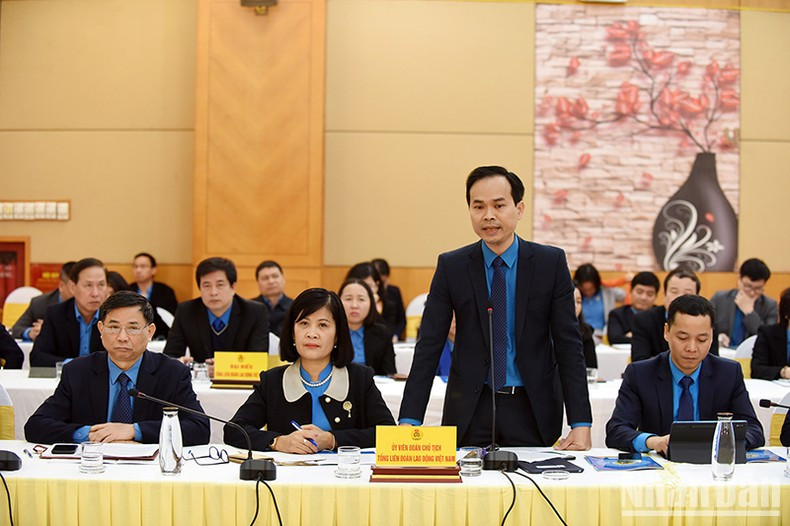 El representante de la Federación de Trabajadores de la ciudad de Da Nang habla en el evento. El representante de la Federación de Trabajadores de la ciudad de Da Nang habla en el evento.