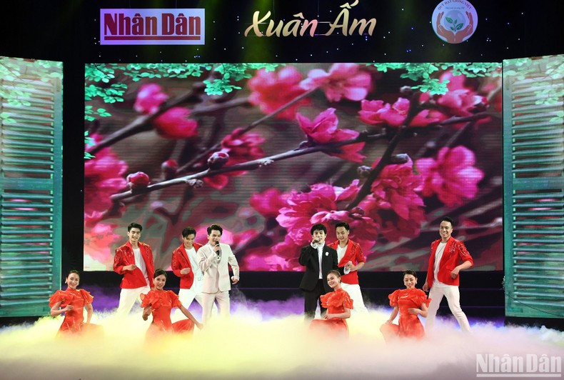 Un espectáculo artístico en el programa. (Fotografía: THANH DAT)