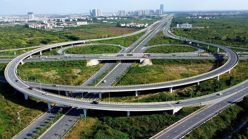 La intersección entre la carretera de circunvalación 3 y la autopista Hanói - Hai Phong, con una inversión total de 17 millones de dólares, entró en operación en enero de 2021. (Foto: VNA)