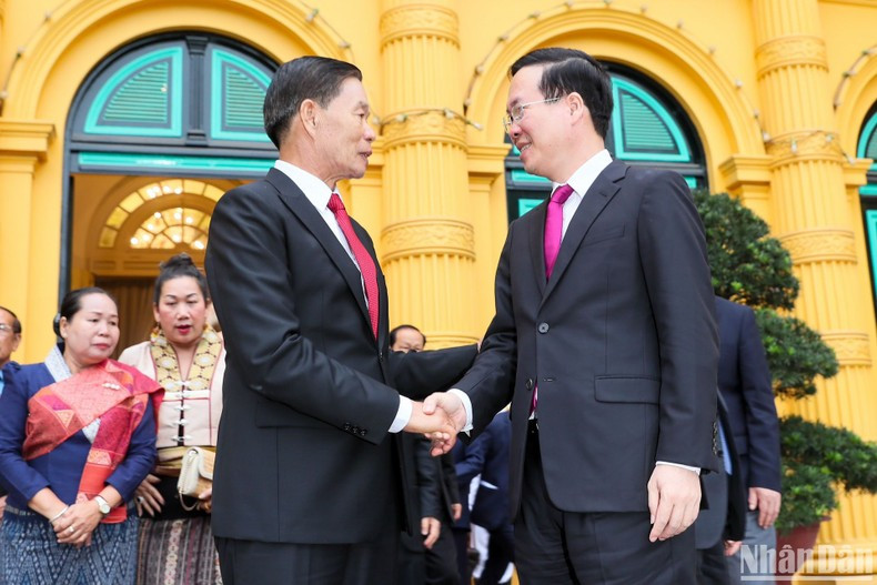 El presidente vietnamita, Vo Van Thuong (derecha), y el presidente del Comité Central del Frente para la Construcción Nacional de Laos, Sinlavong Khoutphaythoune.