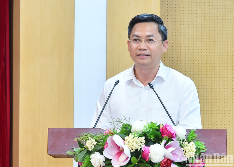 El Vicepresidente del Comité Popular de Hanoi, Ha Minh Hai, responde a las preocupaciones planteadas por los votantes de la capital.
