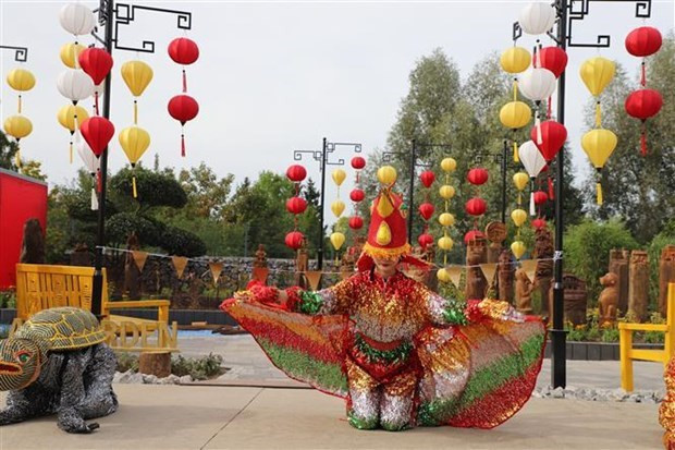 Actuación en la ceremonia de inauguración del jardín Hoi An en el parque Miniaturen Kleiner Harz en Wernigerode. (Foto: VNA) Actuación en la ceremonia de inauguración del jardín Hoi An en el parque Miniaturen Kleiner Harz en Wernigerode. (Foto: VNA)