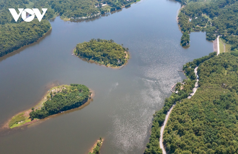 Dos islas emergentes en medio del lago, proporcionando sitios ideales para el camping.