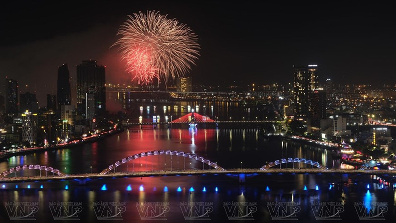 El río Han de la ciudad de Da Nang luce espléndido durante la temporada del festival internacional de fuegos artificiales de 2023. (Foto: DIFF)