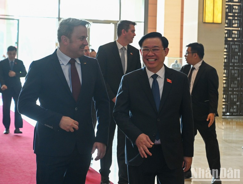 El presidente de la Asamblea Nacional de Vietnam, Vuong Dinh Hue (D) y el primer ministro de Luxemburgo, Xavier Bettel. El presidente de la Asamblea Nacional de Vietnam, Vuong Dinh Hue (D) y el primer ministro de Luxemburgo, Xavier Bettel.