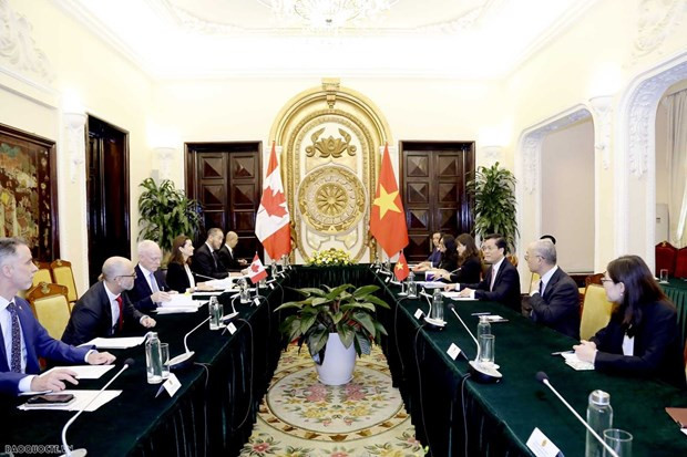 El vicecanciller vietnamita Ha Kim Ngoc y y su homólogo canadiense David Morrison coopresiden la tercera consulta política bilateral (Fuente: baoquocte.vn)