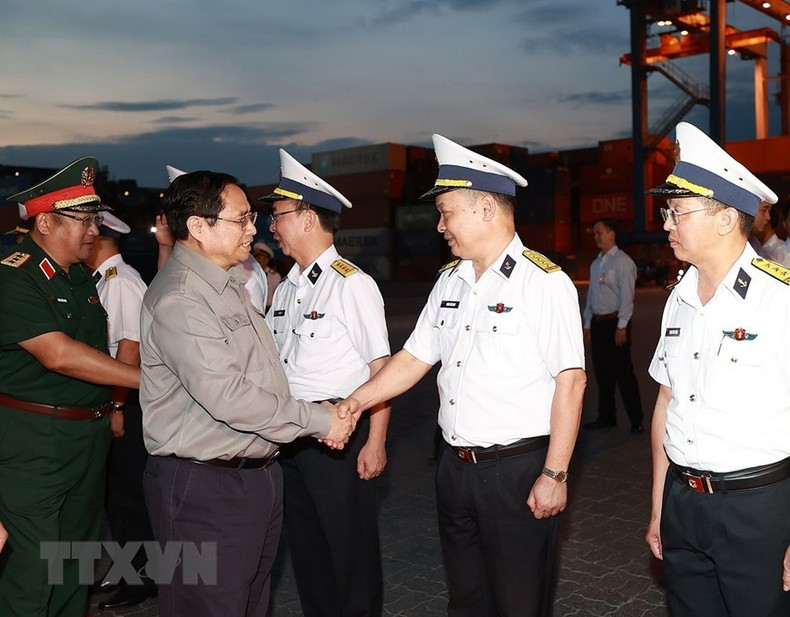 El premier vietnamita y oficiales y trabajadores de la Empresa de Tan Cang Sai Gon. (Fotografía: VNA) El premier vietnamita y oficiales y trabajadores de la Empresa de Tan Cang Sai Gon. (Fotografía: VNA)