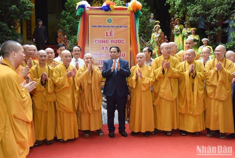 Pham Minh Chinh y los asistentes al evento. Pham Minh Chinh y los asistentes al evento.