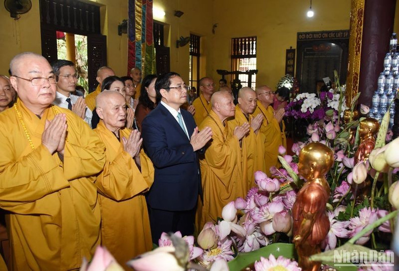 La ceremonia por el aniversario 2567 del nacimiento e iluminación de Buda (Día de Vesak) se celebró solemnemente. La ceremonia por el aniversario 2567 del nacimiento e iluminación de Buda (Día de Vesak) se celebró solemnemente.