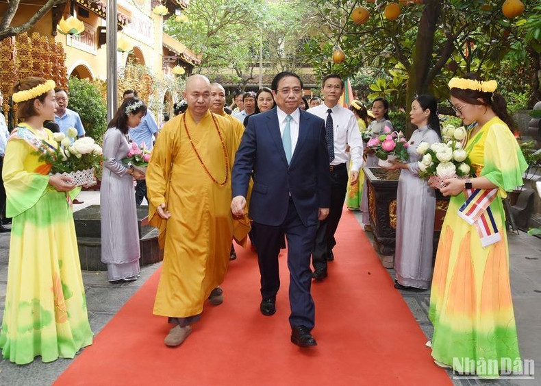 El primer ministro Pham Minh Chinh visita la pagoda de Quan Su en Hanói en ocasión del aniversario 2567 del nacimiento e iluminación de Buda (Día de Vesak) El primer ministro Pham Minh Chinh visita la pagoda de Quan Su en Hanói en ocasión del aniversario 2567 del nacimiento e iluminación de Buda (Día de Vesak)