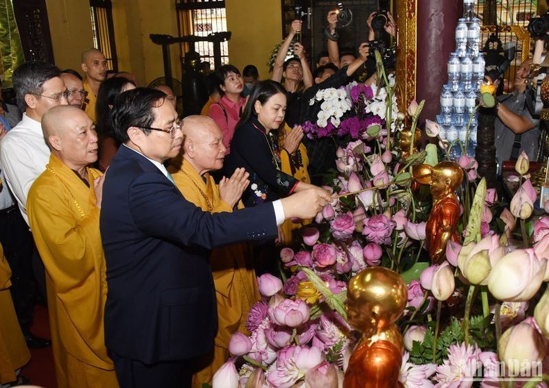 El jefe del Gobierno vietnamita asistió al ritual del baño de Buda. El jefe del Gobierno vietnamita asistió al ritual del baño de Buda.