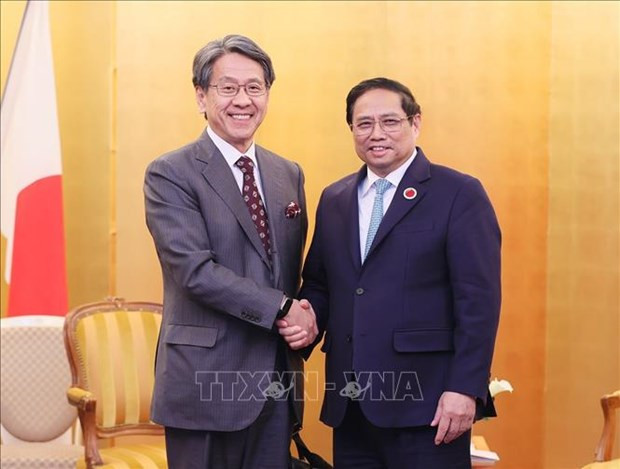 El primer ministro de Vietnam, Pham Minh Chinh, saluda al presidente de la junta directiva de JBIC, Maeda Tadashi. (Foto: VNA) El primer ministro de Vietnam, Pham Minh Chinh, saluda al presidente de la junta directiva de JBIC, Maeda Tadashi. (Foto: VNA)