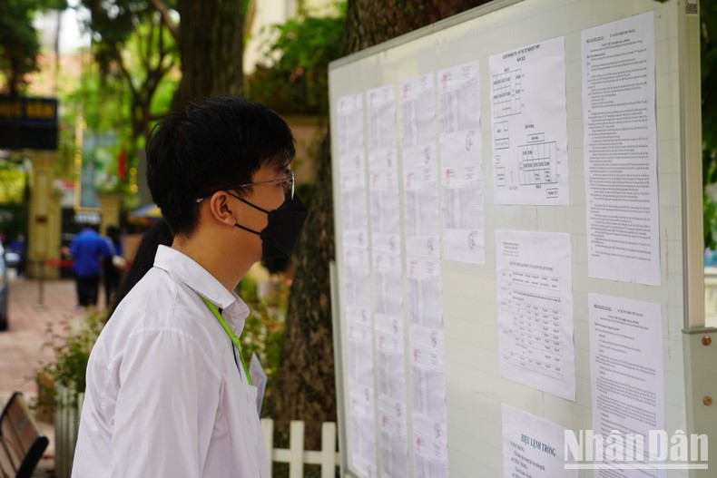 Los alumnos verifican sus números de registro.