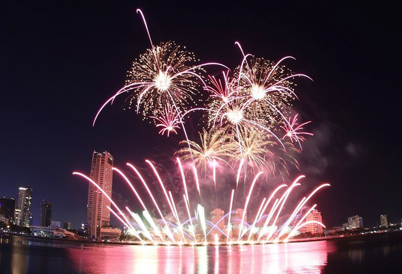 Espectáculo de fuegos artificiales del equipo italiano en la noche final. (Foto: VNA)