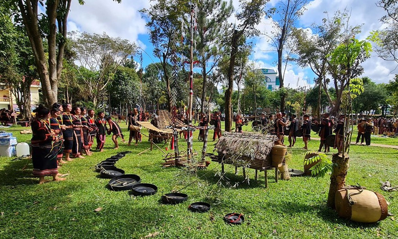 Interpretación del gong. (Foto: VNA) Interpretación del gong. (Foto: VNA)