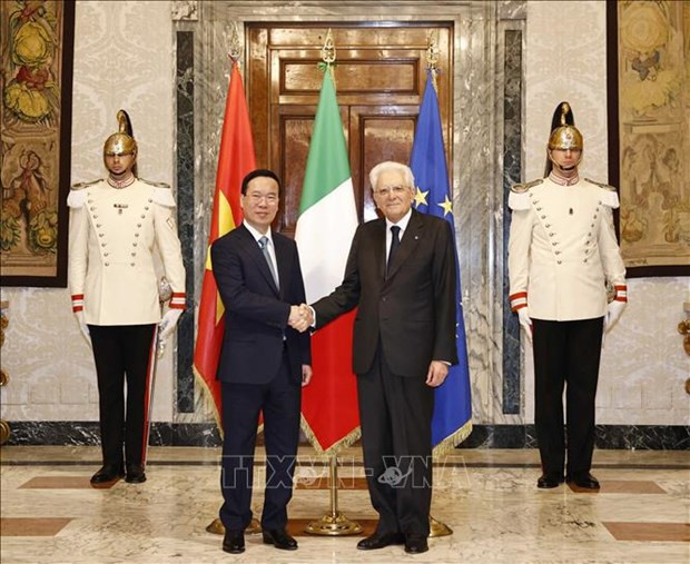 El presidente italiano, Sergio Mattarella, da la bienvenida a su homólogo vietnamita, Vo Van Thuong (Fuente:VNA) El presidente italiano, Sergio Mattarella, da la bienvenida a su homólogo vietnamita, Vo Van Thuong (Fuente:VNA)