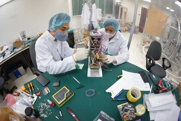Los científicos del Centro Espacial de Vietnam construyen el satélite NanoDragon (Foto: VNSC) Los científicos del Centro Espacial de Vietnam construyen el satélite NanoDragon (Foto: VNSC)