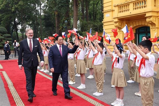 El primer ministro de Vietnam, Pham Minh Chinh, presidie el acto de recibimiento a su par checo, Petr Fiala (Fuente:VNA)