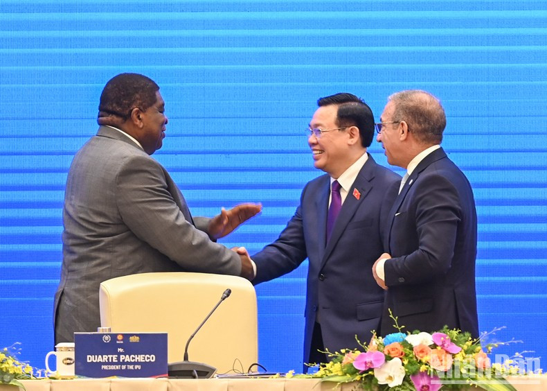 El presidente de la ANV, Vuong Dinh Hue; el presidente y el secretario general de la Unión Interparlamentaria, Duarte Pacheco y Martin Chungong, respectivamente. El presidente de la ANV, Vuong Dinh Hue; el presidente y el secretario general de la Unión Interparlamentaria, Duarte Pacheco y Martin Chungong, respectivamente.