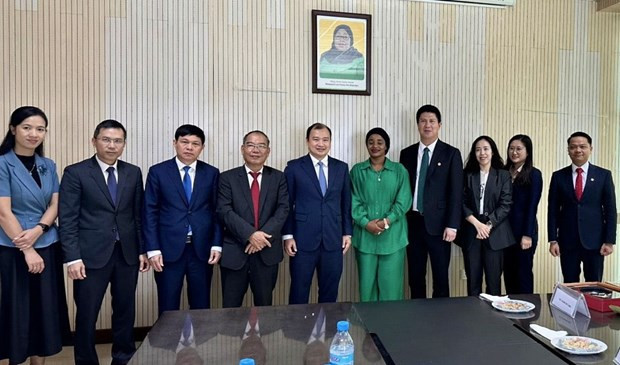 Delegados de Vietnam y Tanzania. (Fuente: VNA) Delegados de Vietnam y Tanzania. (Fuente: VNA)