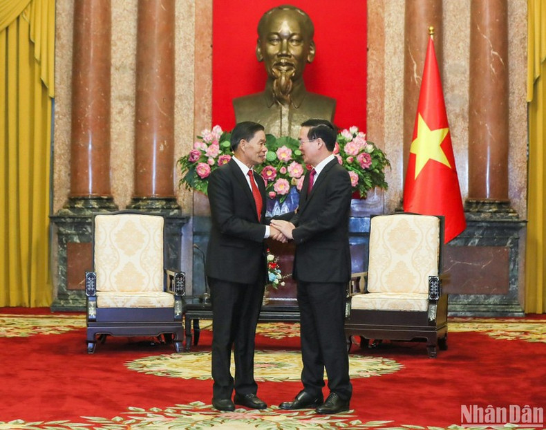 El presidente vietnamita, Vo Van Thuong (derecha), y el presidente del Comité Central del Frente para la Construcción Nacional de Laos, Sinlavong Khoutphaythoune.