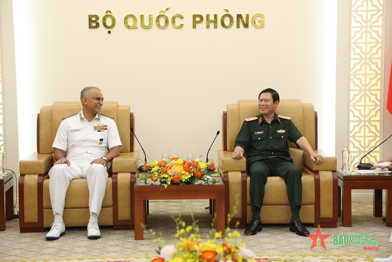 El coronel general Nguyen Tan Cuong, jefe del Estado Mayor General del Ejército Popular y viceministro de Defensa de Vietnam, y el almirante Hari Kumar, jefe del Estado Mayor Naval de la Armada de la India. El coronel general Nguyen Tan Cuong, jefe del Estado Mayor General del Ejército Popular y viceministro de Defensa de Vietnam, y el almirante Hari Kumar, jefe del Estado Mayor Naval de la Armada de la India.