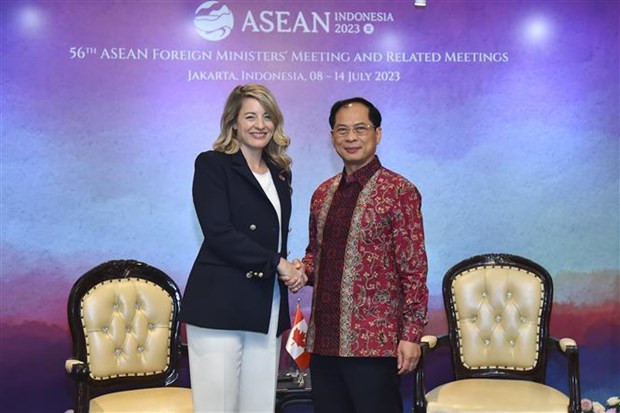 El Ministro de Relaciones Exteriores de Vietnam, Bui Thanh Son, se reunió con su homóloga de Canadá, Melanie Joly (Fuente: VNA) El Ministro de Relaciones Exteriores de Vietnam, Bui Thanh Son, se reunió con su homóloga de Canadá, Melanie Joly (Fuente: VNA)