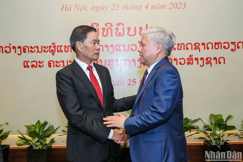 El presidente del Comité Central del Frente de la Patria de Vietnam, Do Van Chien, y el presidente del Comité Central del Frente para la Construcción Nacional de Laos, Sinlavong Khoutphaythoune.