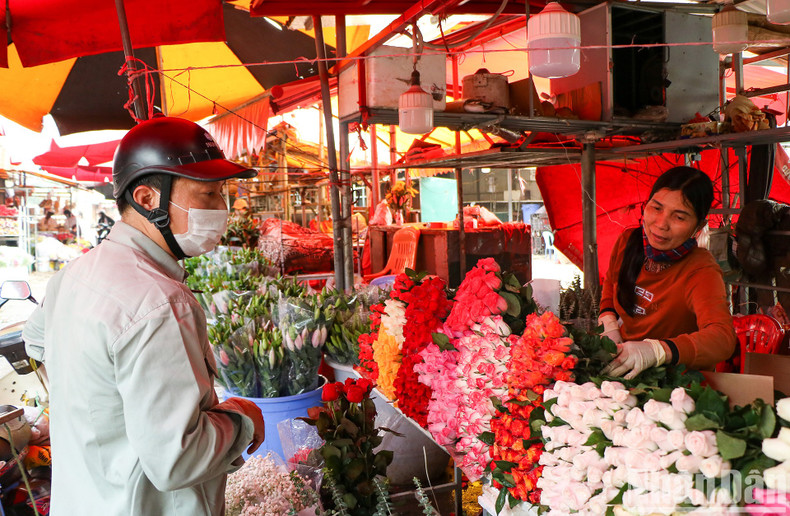 Bullicioso mercado de flores de Hanói por Día Internacional de la Mujer ảnh 9