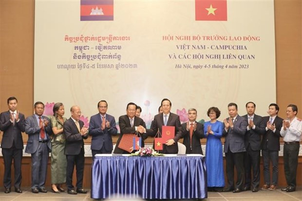 El ministro de Trabajo, Inválidos de Guerra y Asuntos Sociales de Vietnam, Dao Ngoc Dung, y su homólogo laosiano de Trabajo y Formación Profesional, Ith Samheng, firmaron la declaración conjunta. (Foto: VNA) El ministro de Trabajo, Inválidos de Guerra y Asuntos Sociales de Vietnam, Dao Ngoc Dung, y su homólogo laosiano de Trabajo y Formación Profesional, Ith Samheng, firmaron la declaración conjunta. (Foto: VNA)