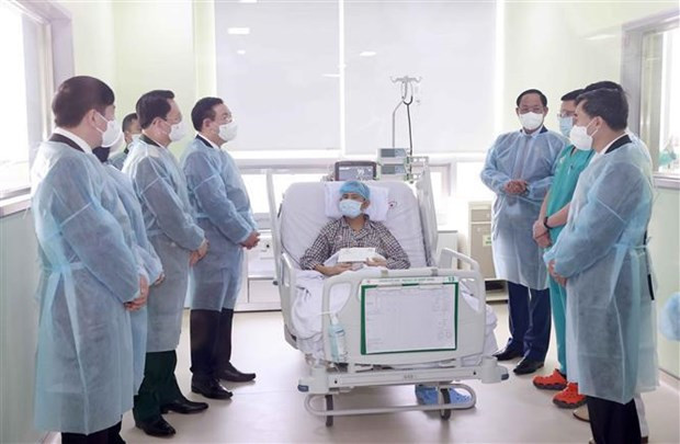 El presidente de la Asamblea Nacional de Vietnam, Vuong Dinh Hue, visita a un paciente del hospital (Foto: VNA) El presidente de la Asamblea Nacional de Vietnam, Vuong Dinh Hue, visita a un paciente del hospital (Foto: VNA)