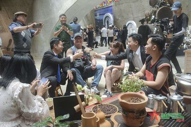 Los visitantes difrutan un delicioso café gratis en la exposición (Foto: VNA)