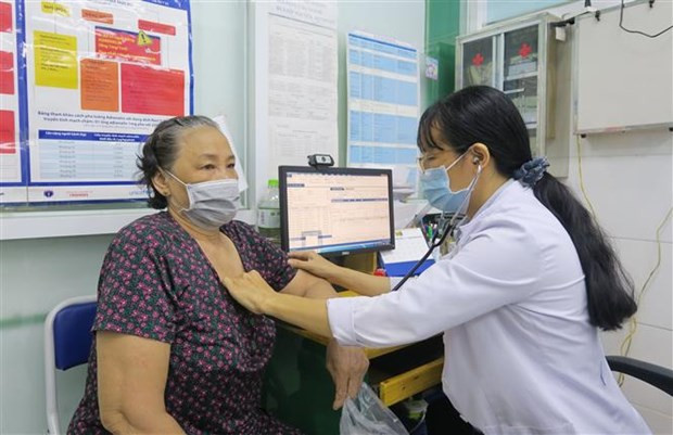 Personal médico de Ciudad Ho Chi Minh chequea salud para ancianos (Fuente:VNA)
