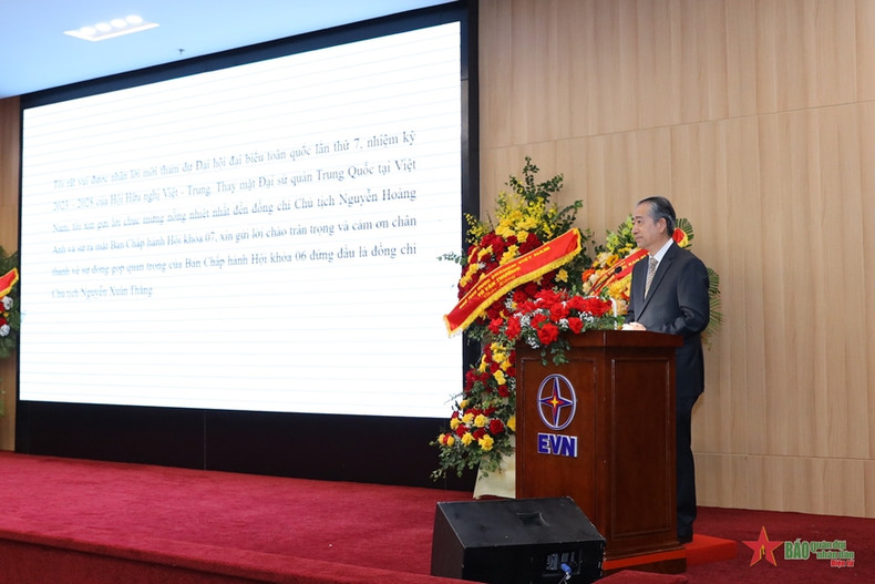 El embajador de China en Vietnam, Xiong Bo, pronuncia un discurso de felicitación. El embajador de China en Vietnam, Xiong Bo, pronuncia un discurso de felicitación.