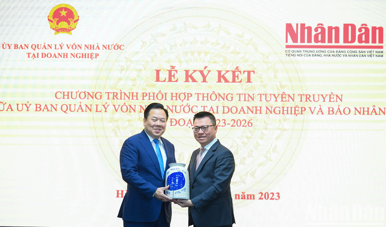 Le Quoc Minh entrega un obsequio al Comité de Gestión de Participación Estatal en Empresas.