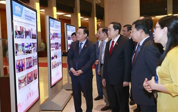 El presidente de la Asamblea Nacional de Vietnam, Vuong Dinh Hue, y los delegados visitan la Exhibición sobre Improntas de las actividades de relaciones exteriores del Parlamento. (Foto: VNA)