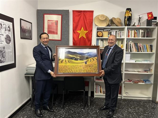 El embajador Duong Hai Hung y Mauro Cotogno, presidente de la Asociacón de Amistad Italia-Vietnam en Liguria (Fuente:VNA) El embajador Duong Hai Hung y Mauro Cotogno, presidente de la Asociacón de Amistad Italia-Vietnam en Liguria (Fuente:VNA)